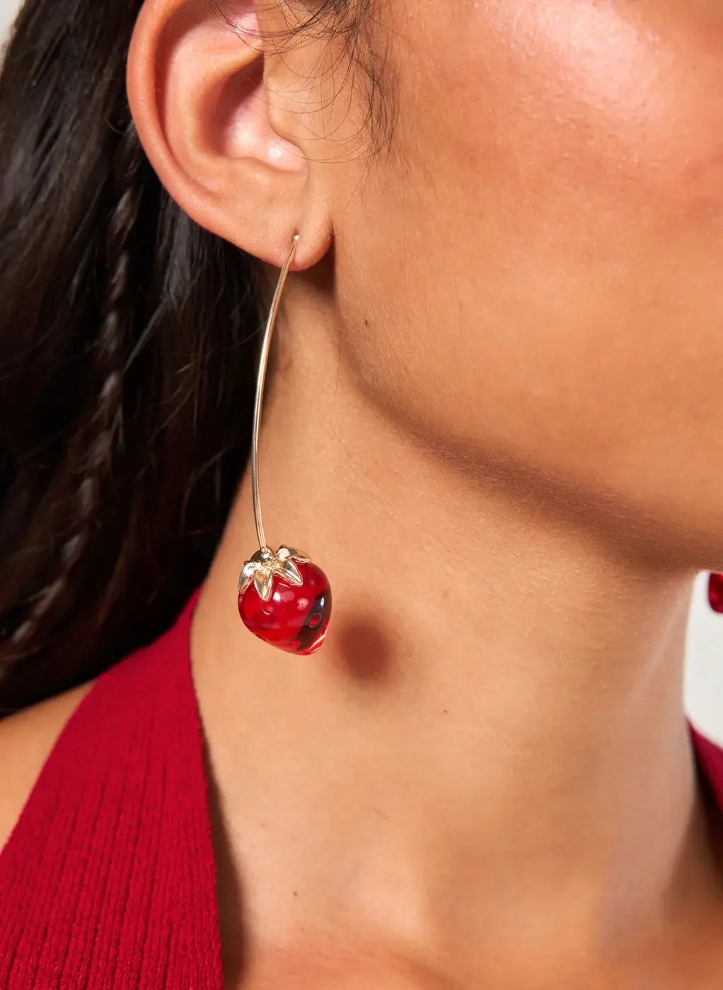 Brinco Dourado Morango Resina