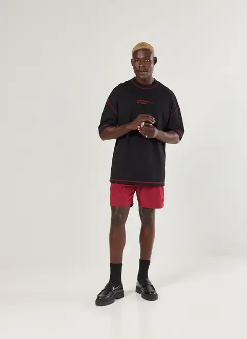 Camiseta Oversized Preta Costuras Vermelhas