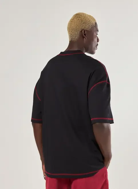Camiseta Oversized Preta Costuras Vermelhas