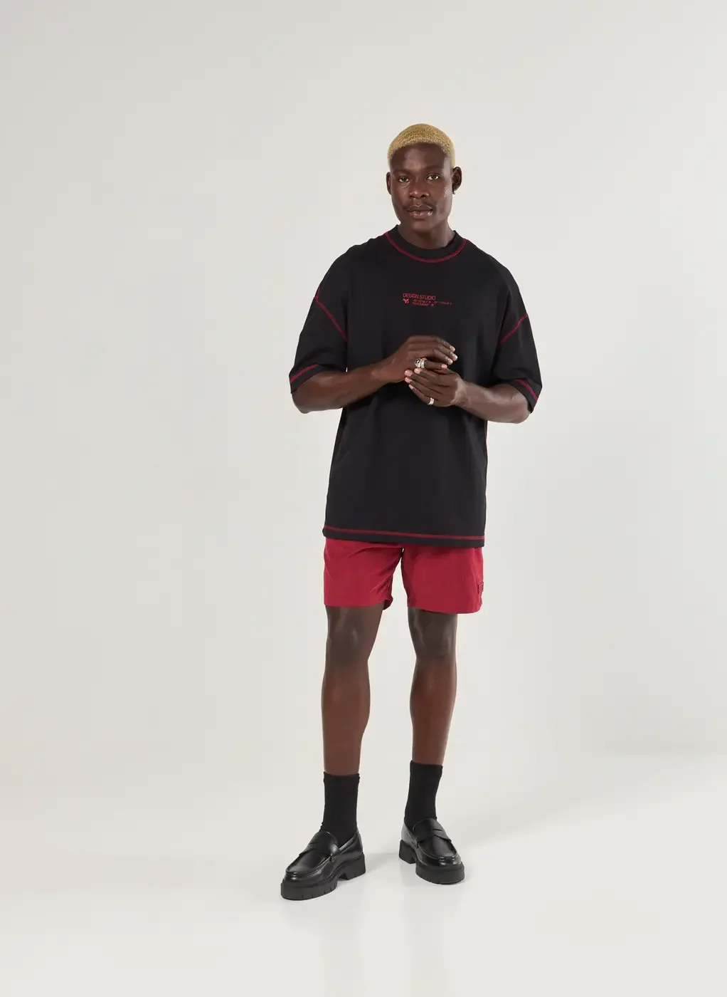 Camiseta Oversized Preta Costuras Vermelhas