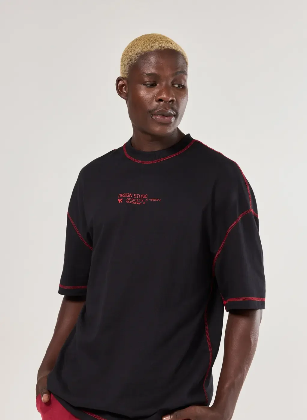 Camiseta Oversized Preta Costuras Vermelhas