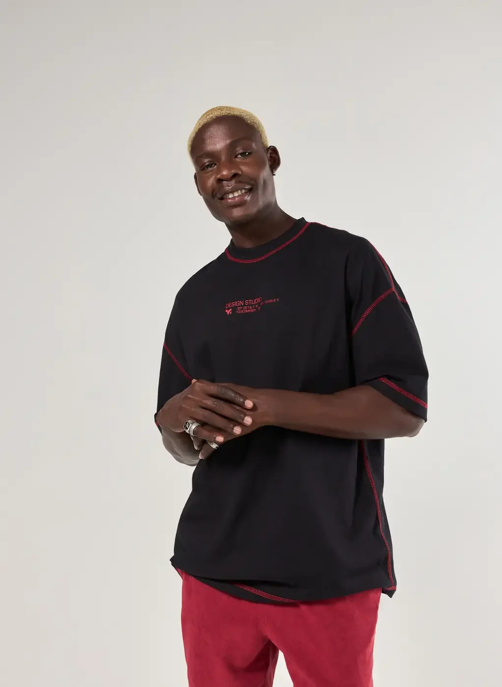 Camiseta Oversized Preta Costuras Vermelhas