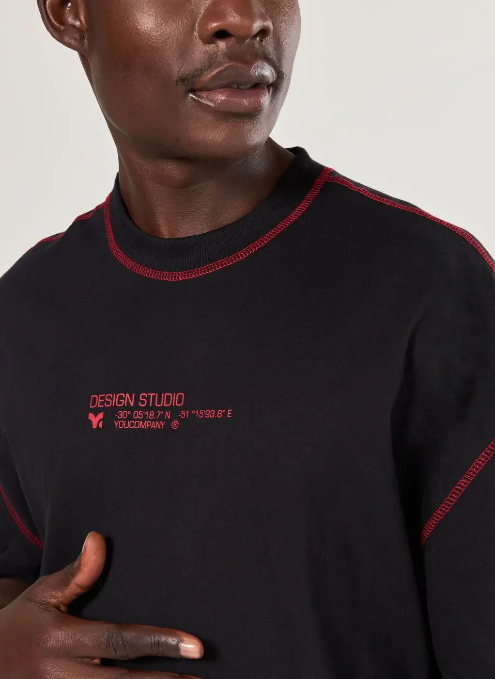 Camiseta Oversized Preta Costuras Vermelhas