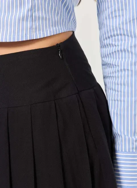 Saia Curta Pregas Com Short