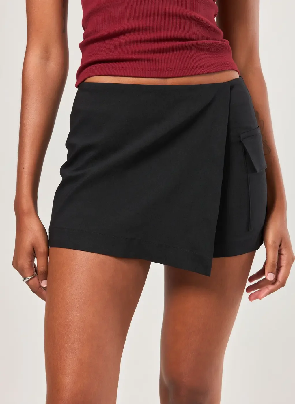 Short Saia Preto Bolso Cargo