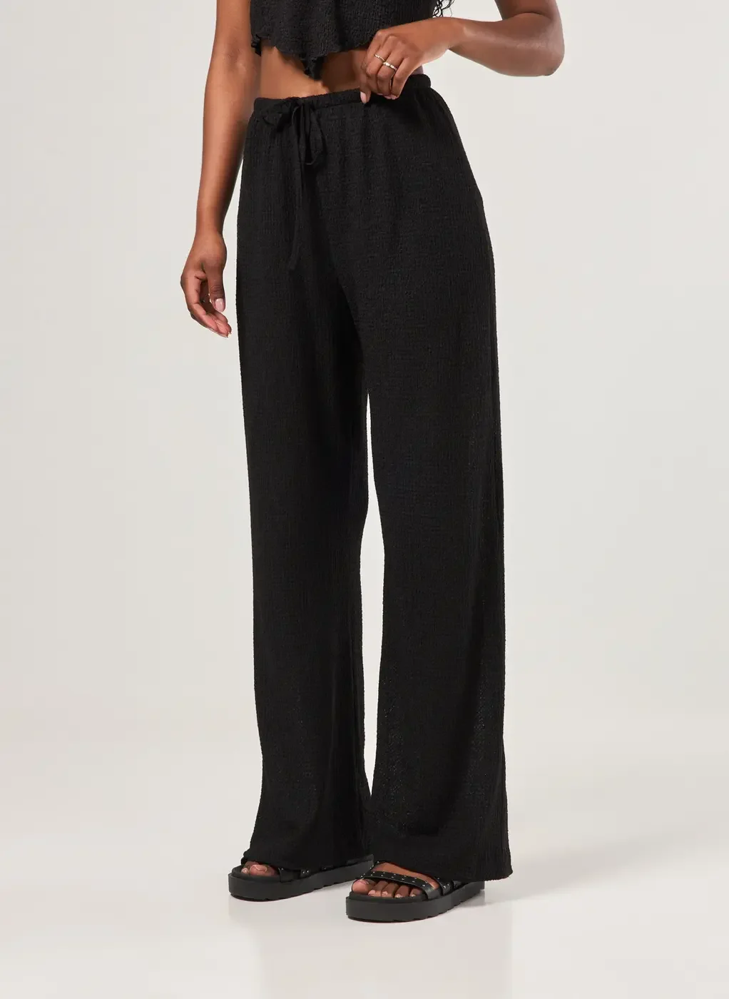 Calça Preta Wide Leg Texturizada