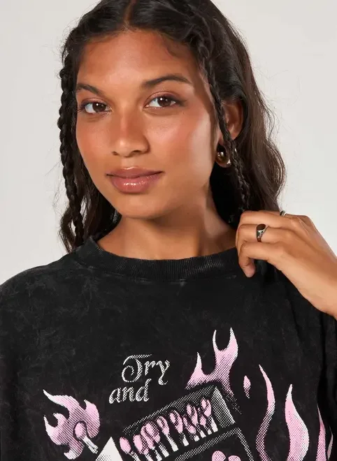 Camiseta Box Preta Marmorizada Estampa Rosa