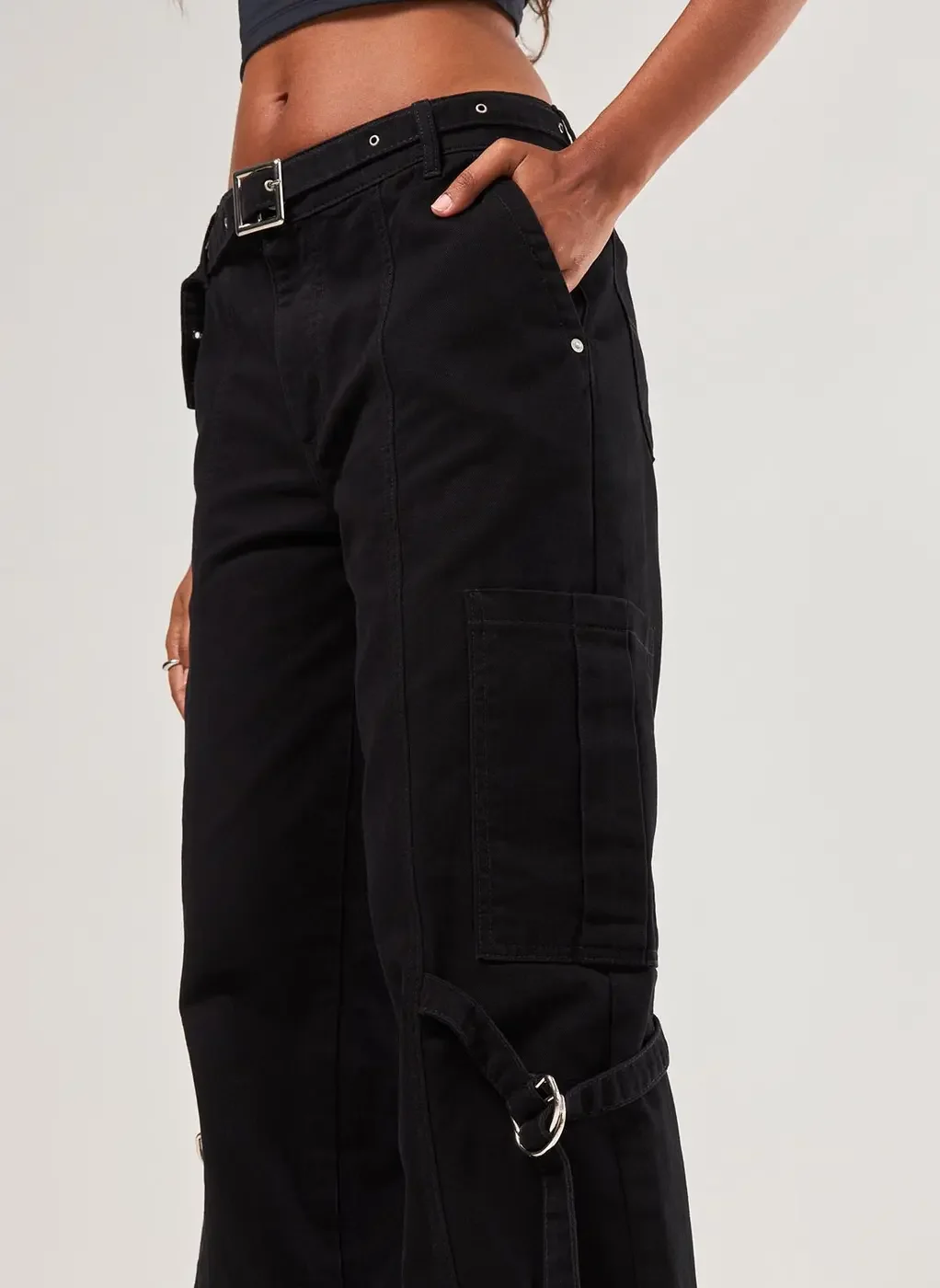 Calça Cargo Preta Cintura Baixa Fivelas