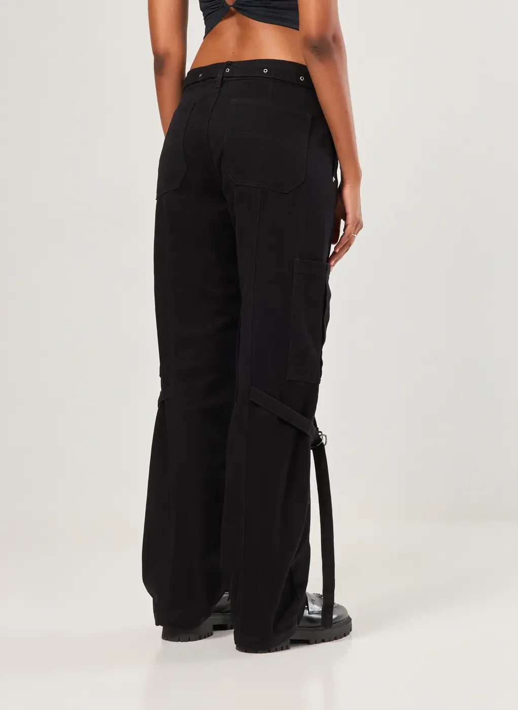 Calça Cargo Preta Cintura Baixa Fivelas