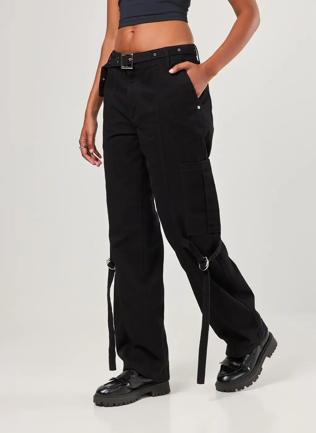 Calça Cargo Preta Cintura Baixa Fivelas