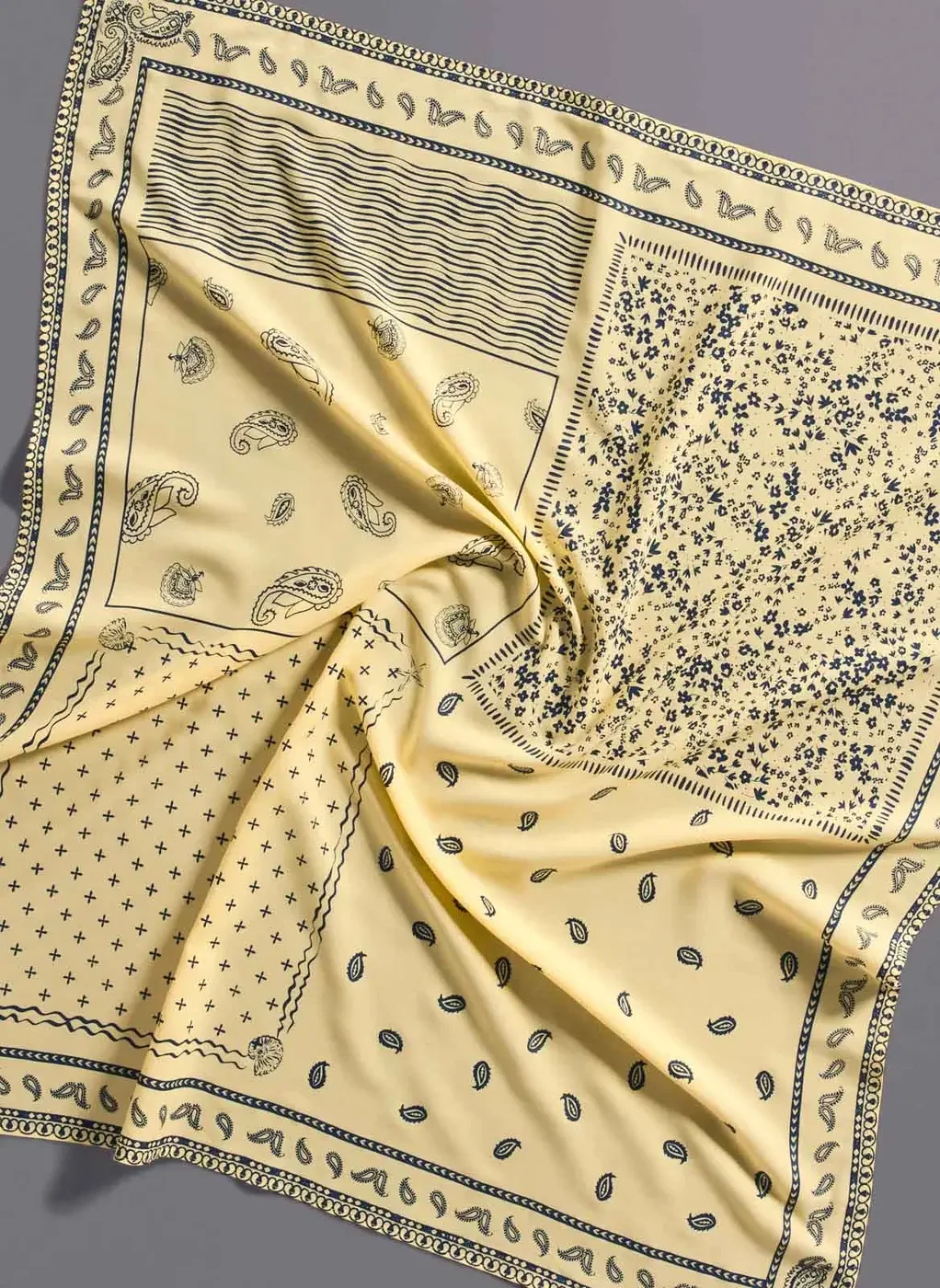 Lenço Amarelo Manteiga Paisley