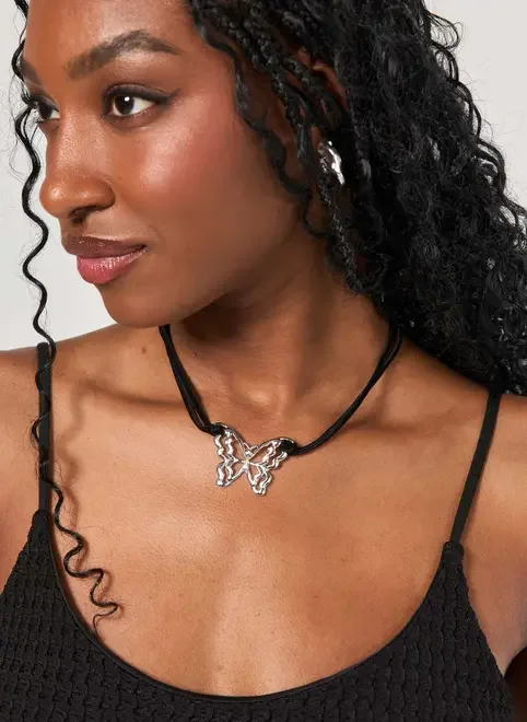 Colar Camurça Com Pingente De Borboleta