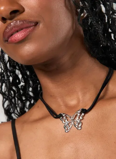 Colar Camurça Com Pingente De Borboleta