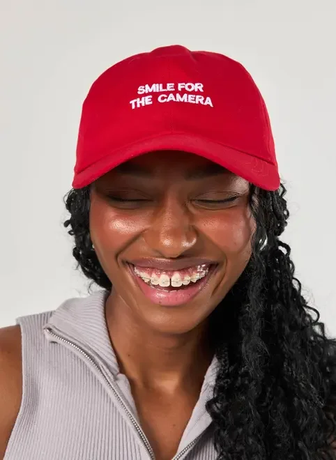 Boné Vermelho Smile