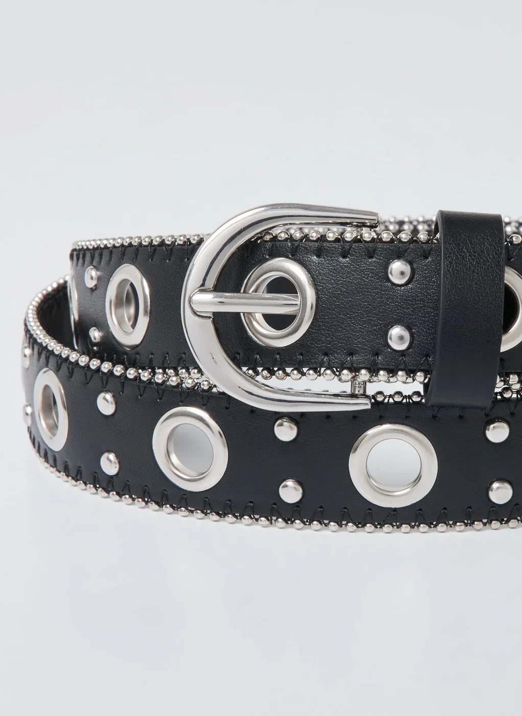 Cinto Preto Em Poliuretano Com Ilhoses