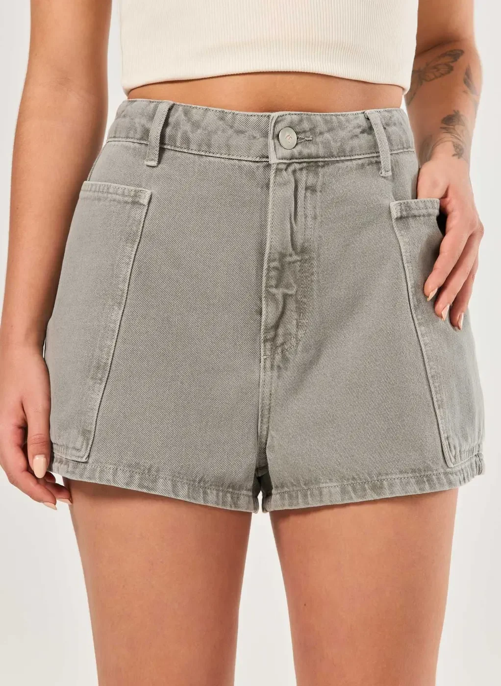 Short Sarja Mom Bolsos Alongados