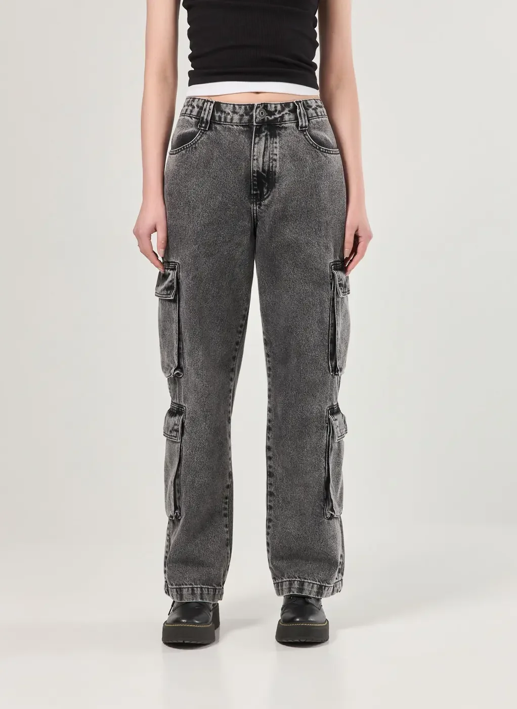 Calça Jeans Wide Leg Bolsos Cargo