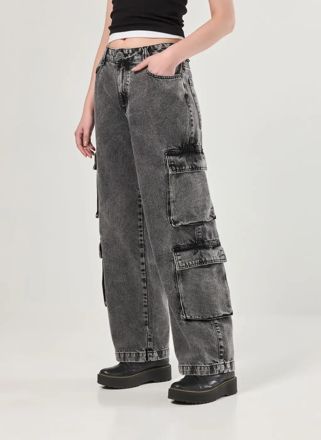 Calça Jeans Wide Leg Bolsos Cargo