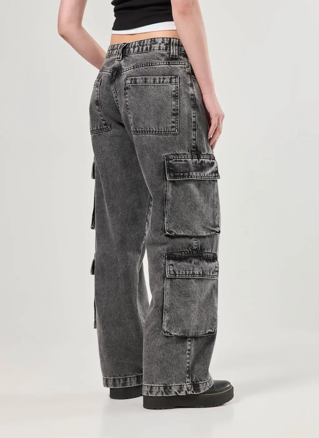 Calça Jeans Wide Leg Bolsos Cargo