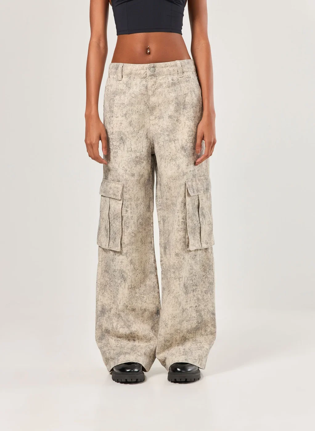 Calça Super Wide Leg Cargo Sarja Estampada