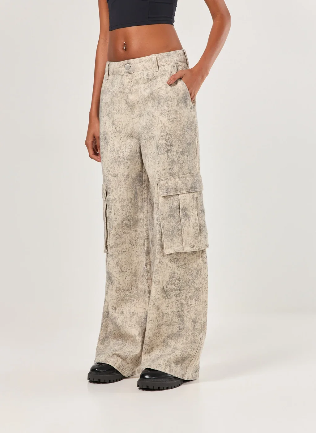 Calça Super Wide Leg Cargo Sarja Estampada