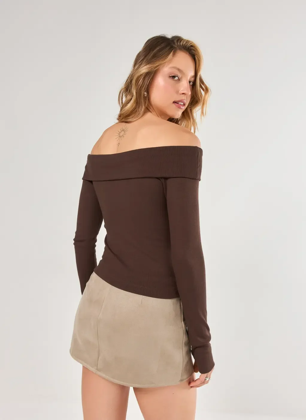 Blusa Ombro A Ombro Manga Longa Marrom