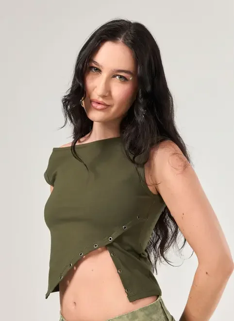 Blusa Verde Assimétrica Com Ilhoses