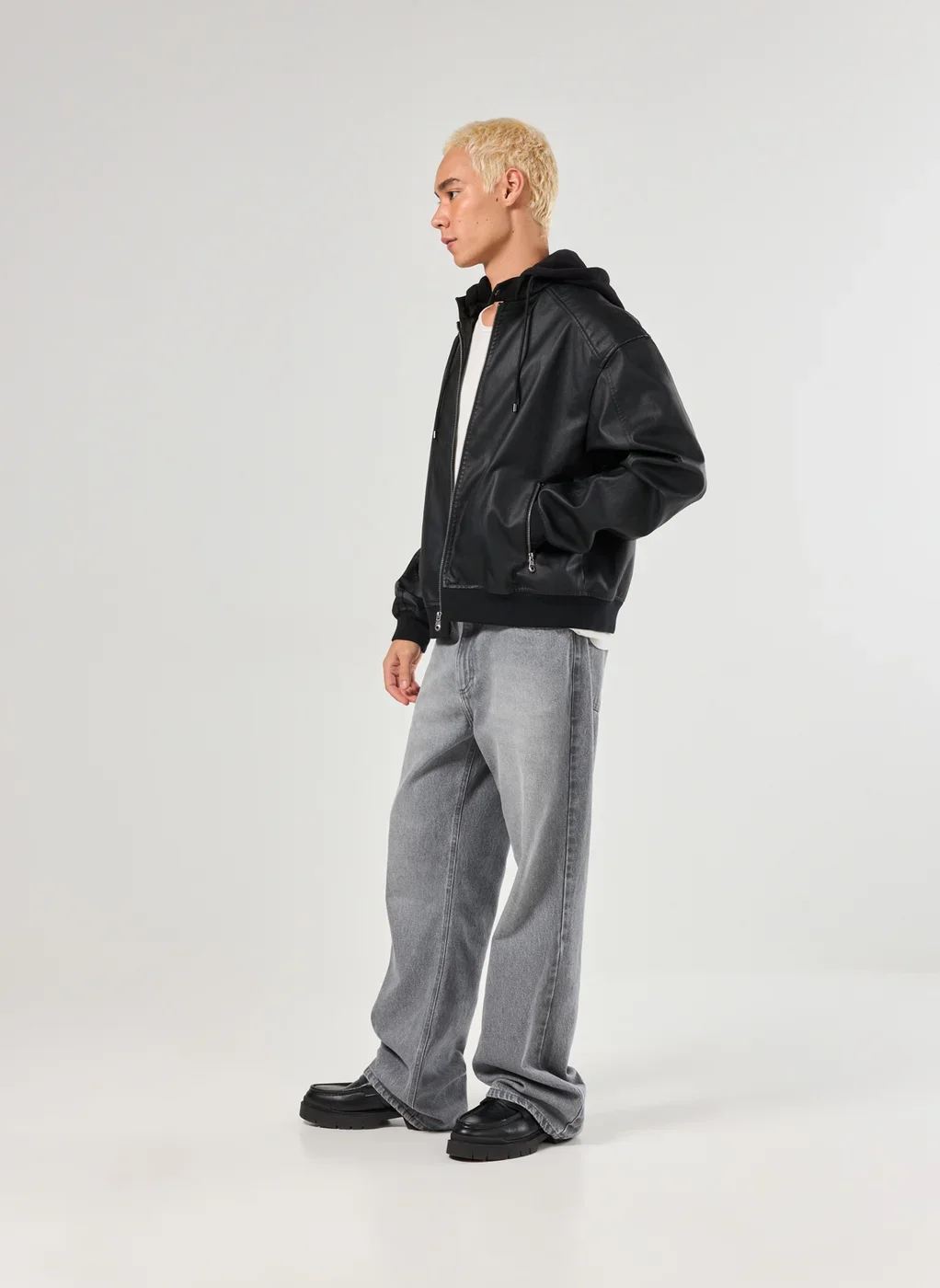 Jaqueta Preta Poliuretano Capuz Moletom