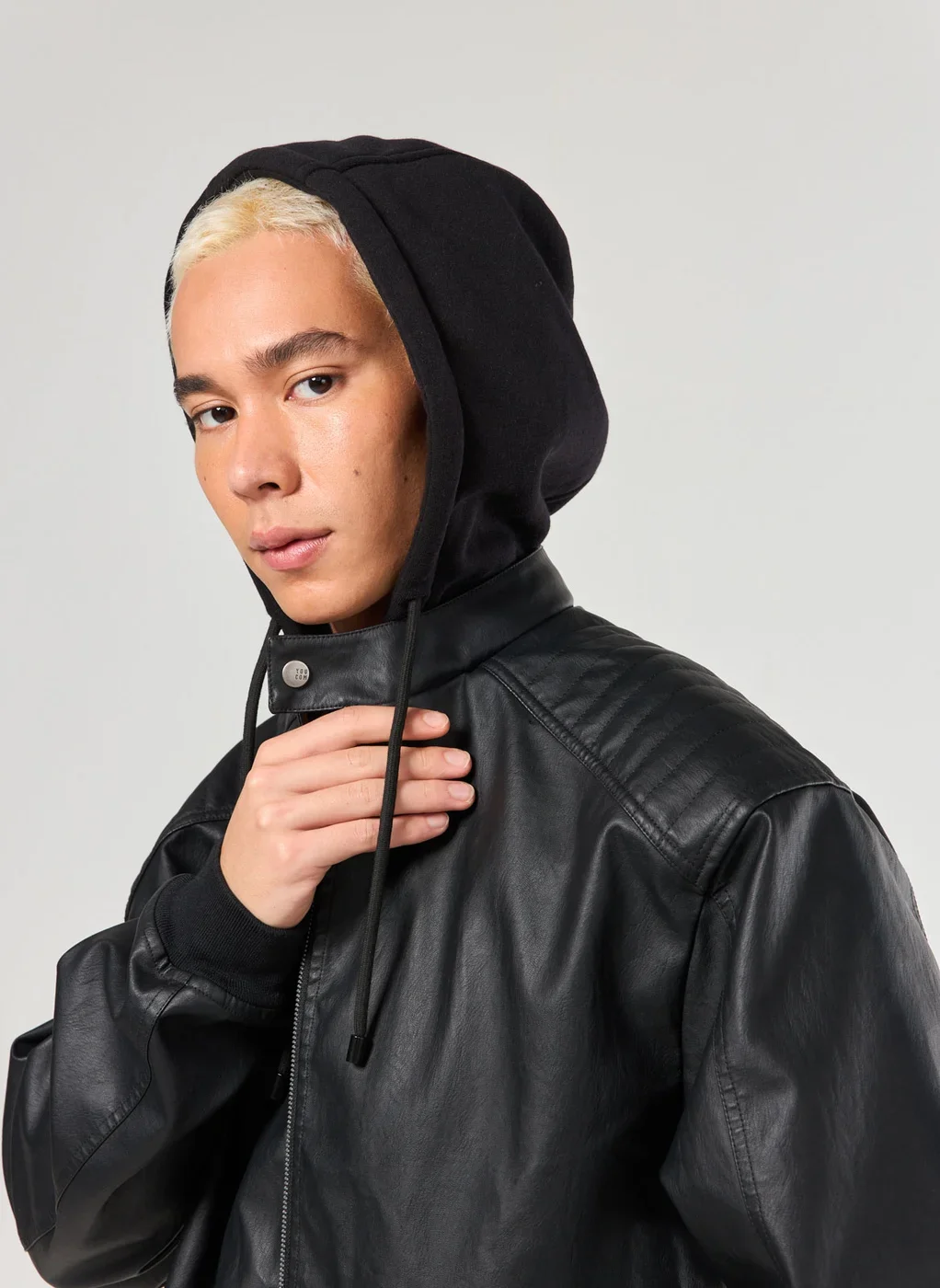 Jaqueta Preta Poliuretano Capuz Moletom