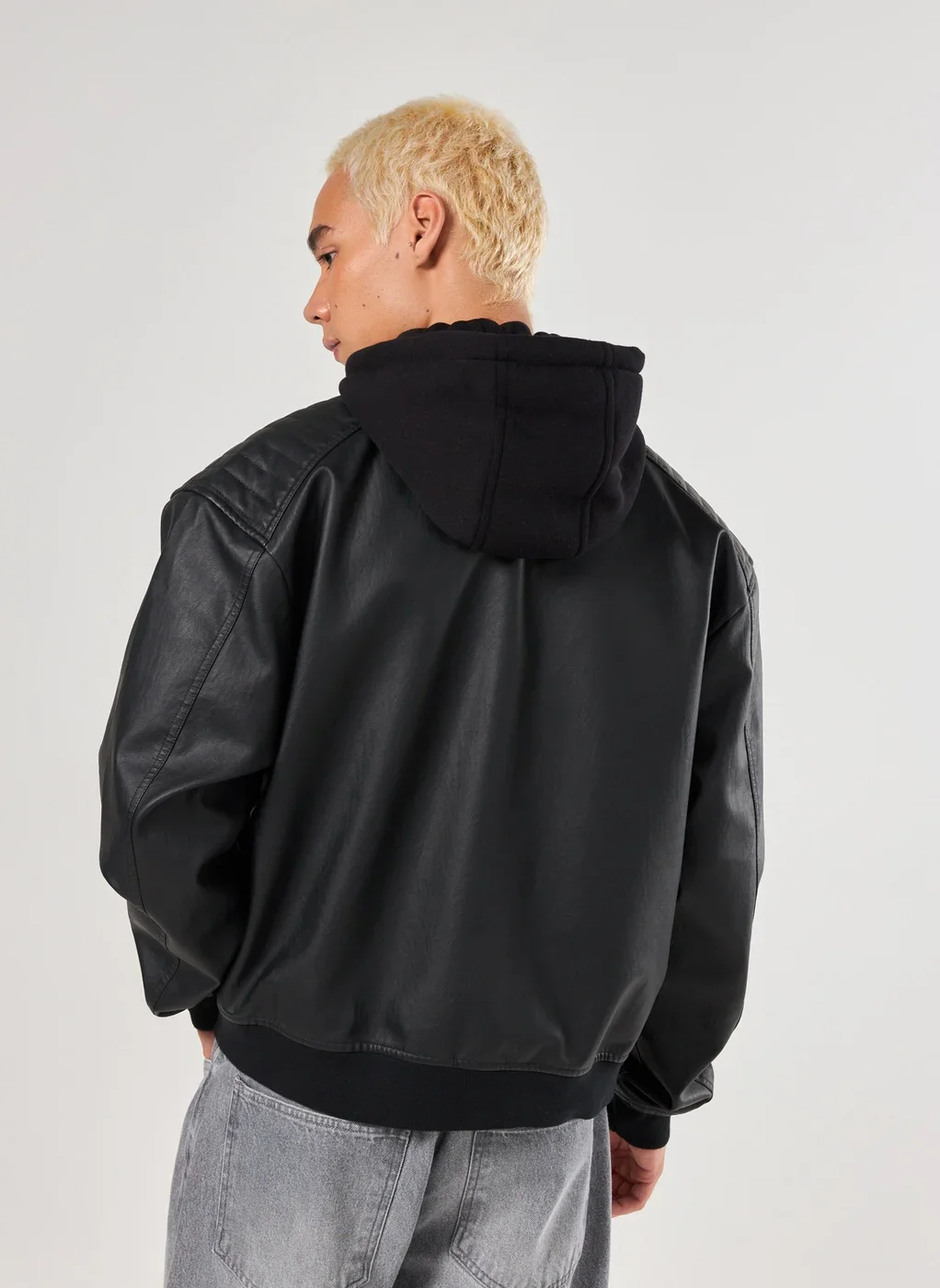 Jaqueta Preta Poliuretano Capuz Moletom