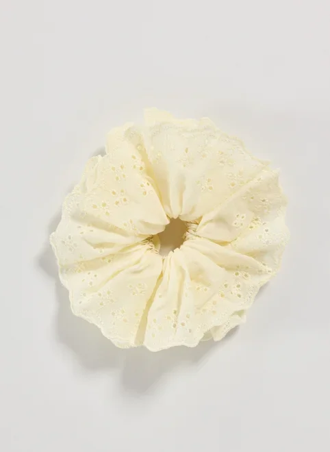 Maxi Scrunchie Broderie Amarelo Manteiga