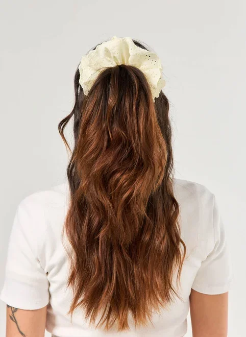 Maxi Scrunchie Broderie Amarelo Manteiga