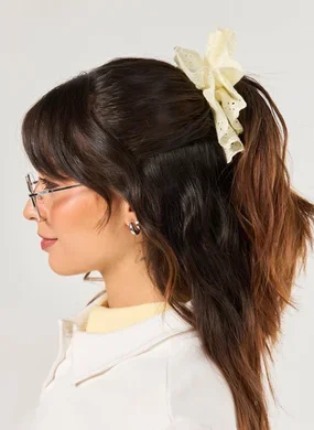 Maxi Scrunchie Broderie Amarelo Manteiga