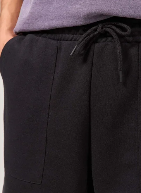 Bermuda Moletinho Preta Costuras Marcantes