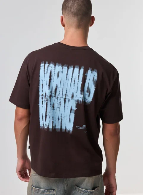 Camiseta Box Marrom Boring