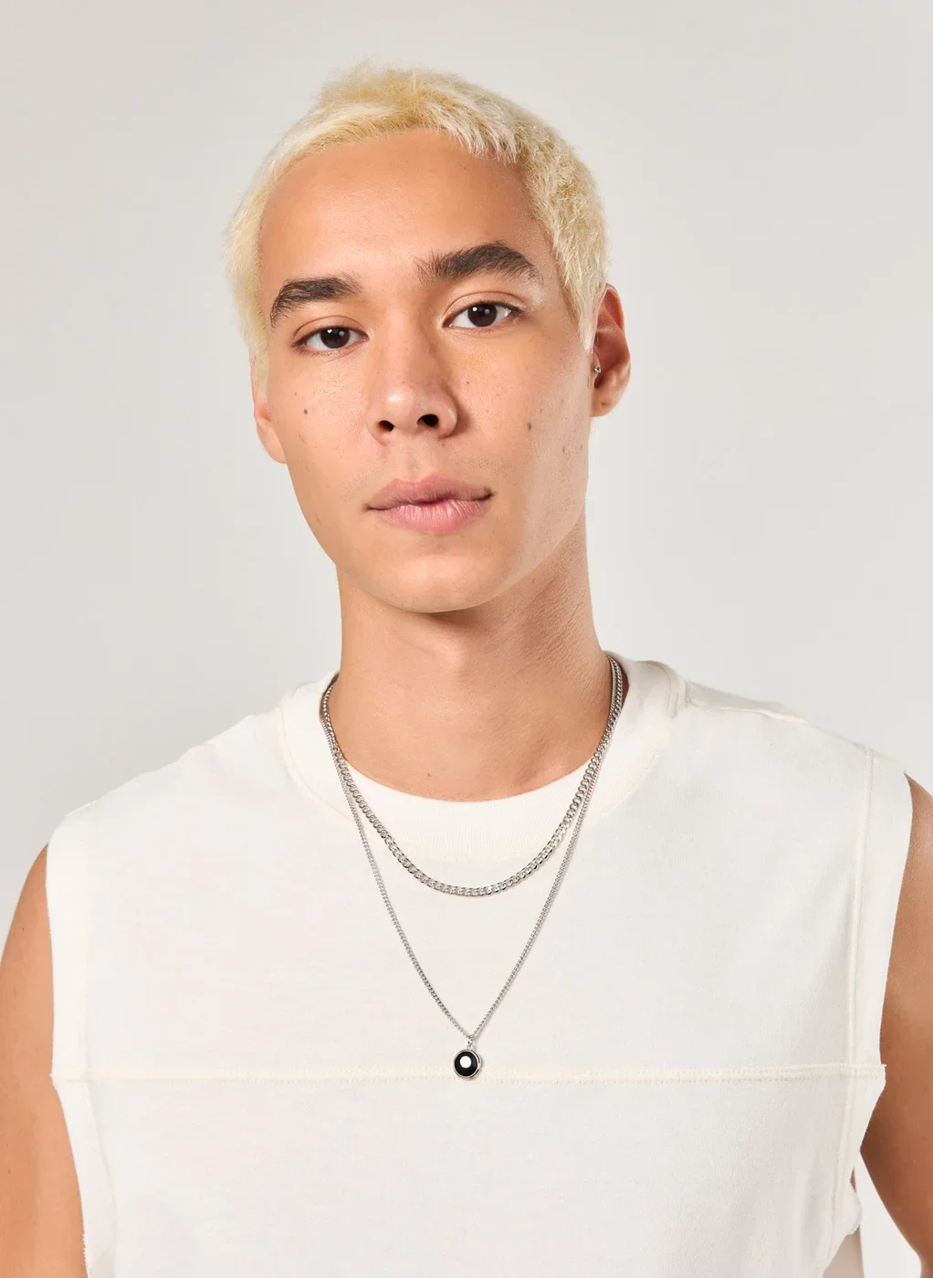 Conjunto 2 Correntes Prateadas Plaquinha Preta