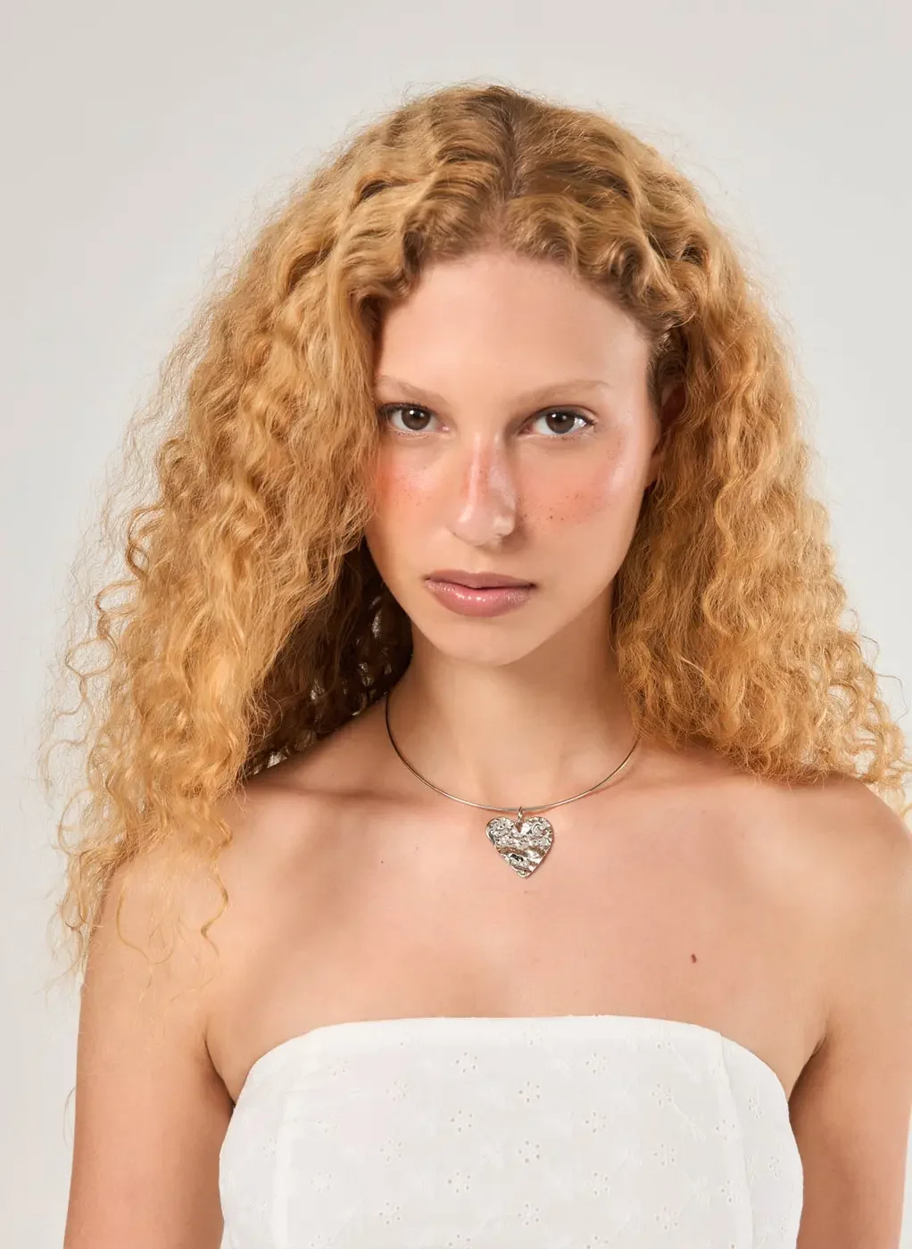 Choker Estruturada Prateada Coração