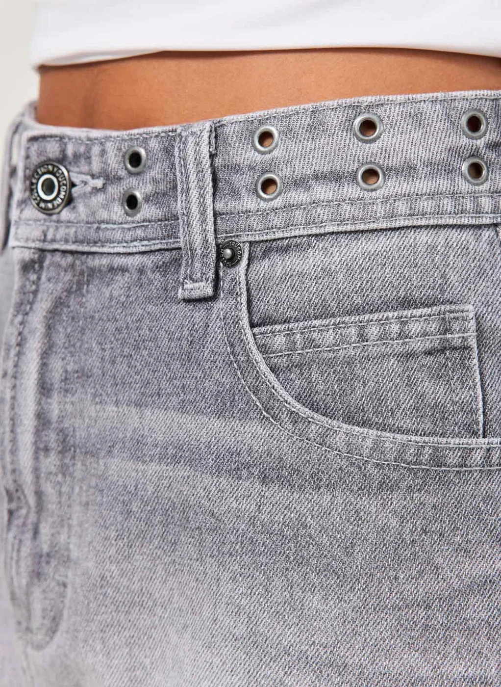 Short Jeans Ilhós No Cós