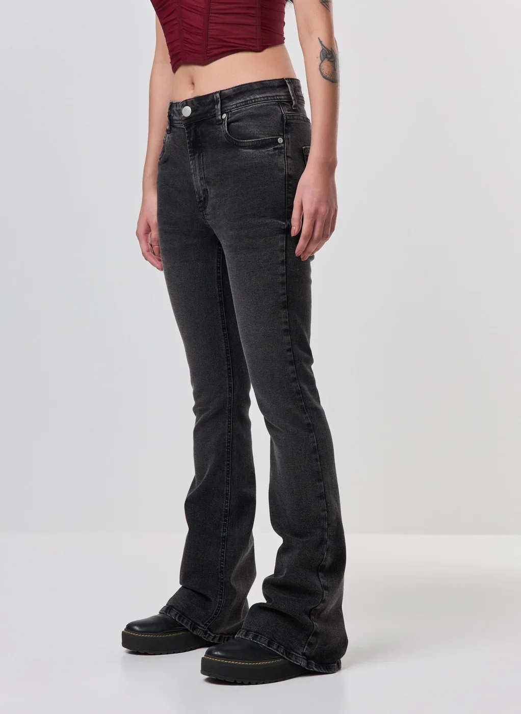 Calça Jeans Flare Cintura Média Preta