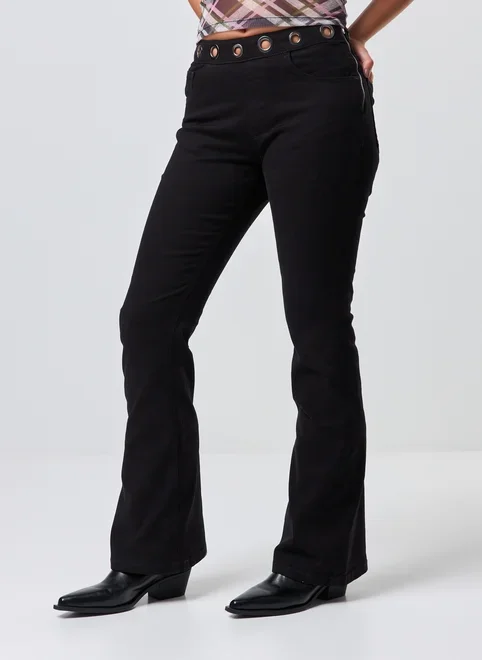 Calça Flare Sarja Preta Cós Ilhós