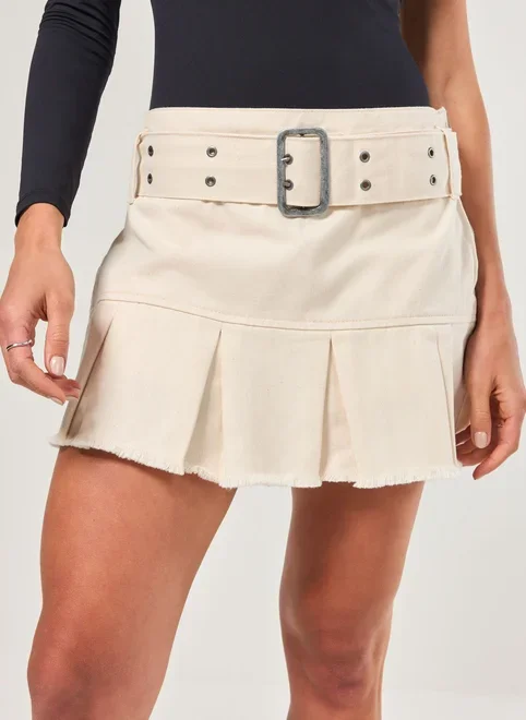Short Saia Sarja Off-White Com Plissado E Cinto