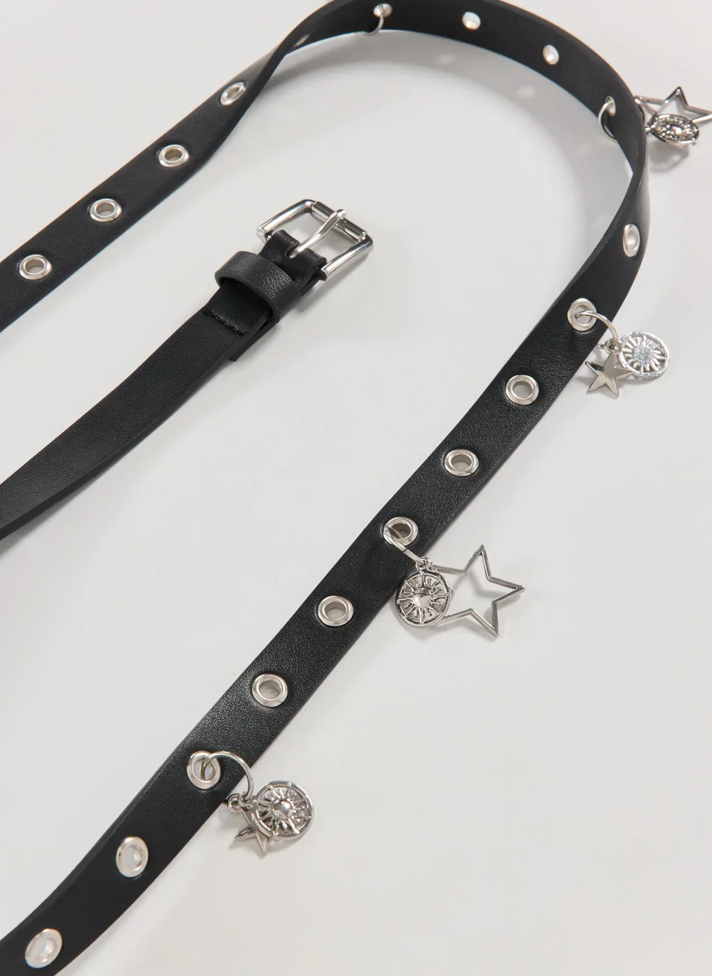 Cinto Poliuretano Preto Ilhoses Pingentes