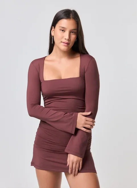 Vestido Curto Manga Longa Decote Quadrado