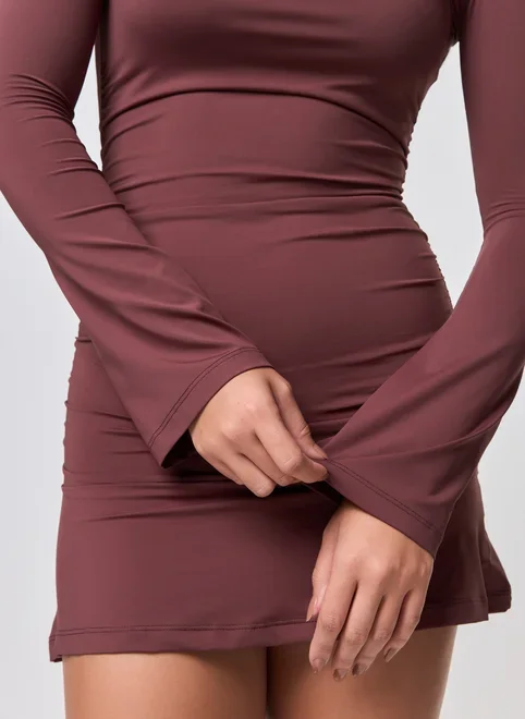 Vestido Curto Manga Longa Decote Quadrado