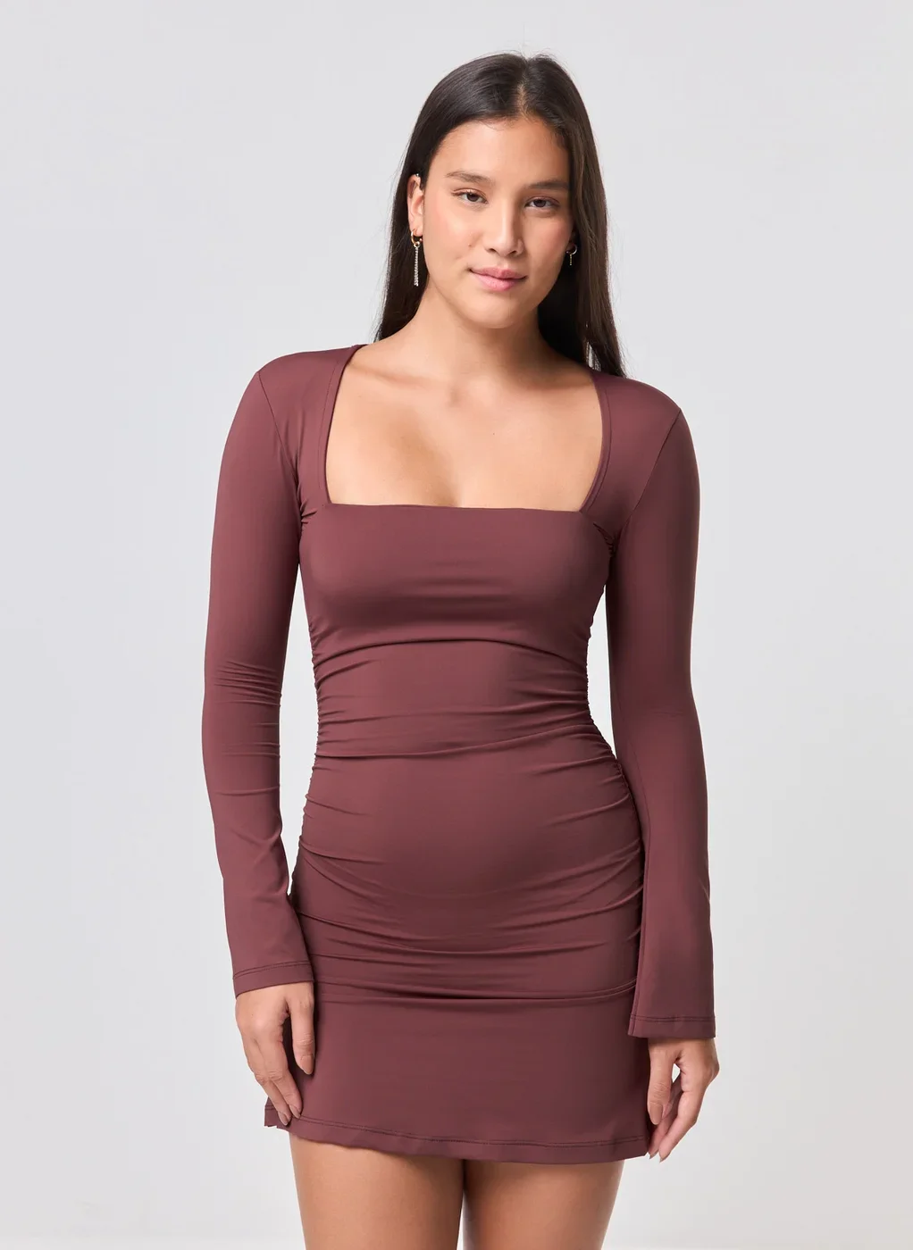 Vestido Curto Manga Longa Decote Quadrado