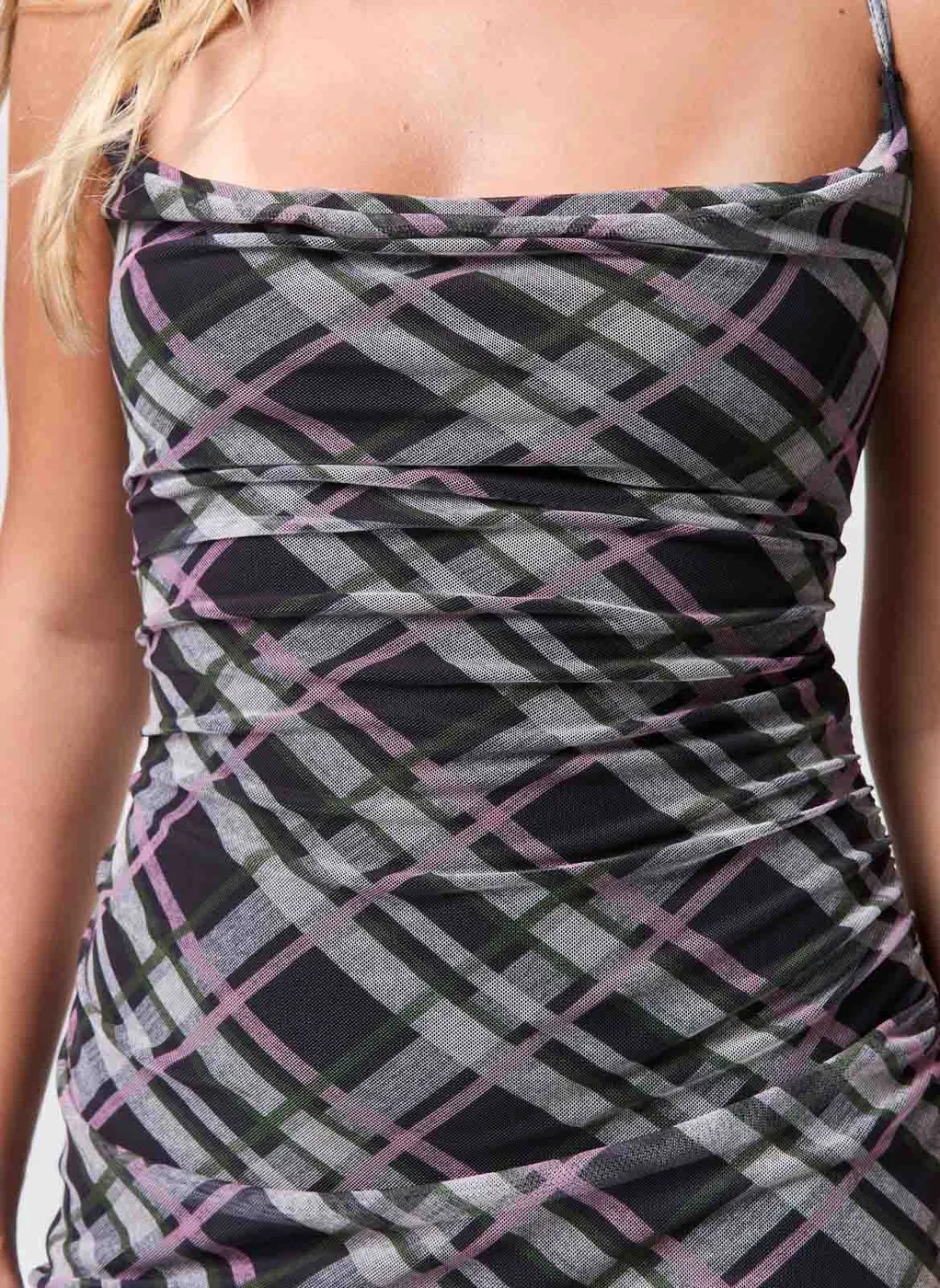 Vestido Curto Tule Xadrez Decote Degagê