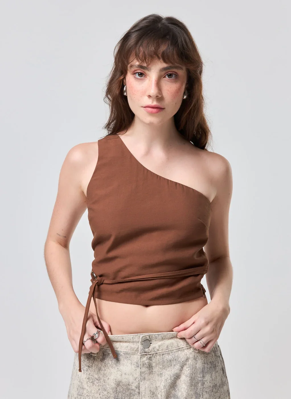 Blusa Ombro Único Marrom Aviamento