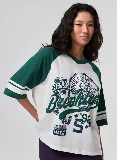 Camiseta Off-White Box Raglan Brooklyn