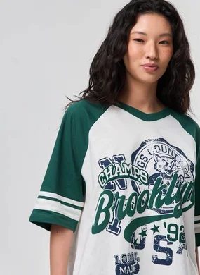 Camiseta Off-White Box Raglan Brooklyn