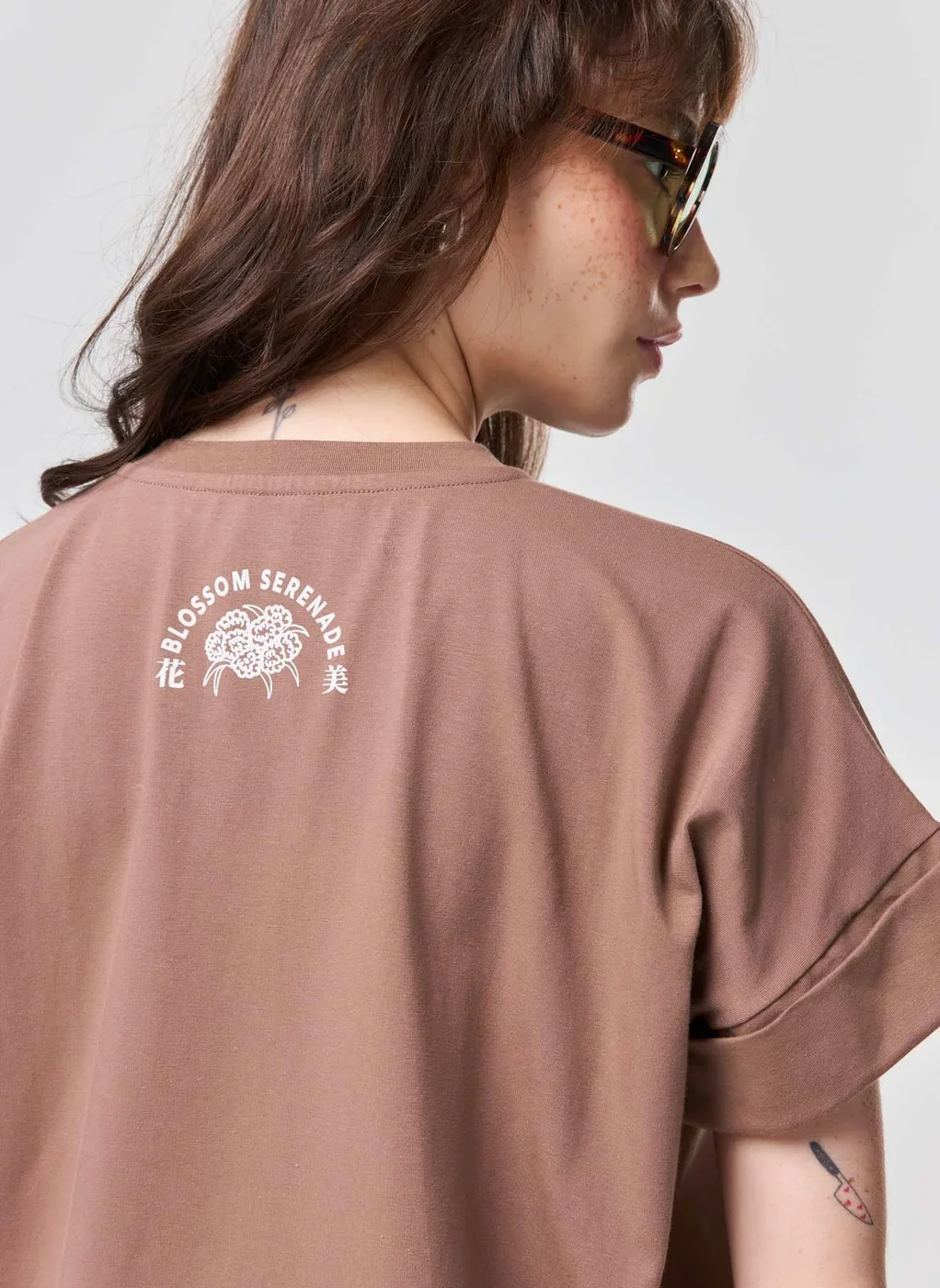 Camiseta Oversized Marrom Floricultura